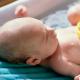 Как правилно да къпете бебе за първи път: видео урок и съвети за къпане на новородено бебе у дома