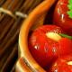 Jak připravit lahodná lehce solená rajčata