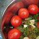 Salgar tomates em uma jarra, não para o inverno